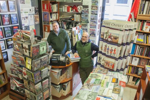 LIBRERIA MILITARE, la libreria del rievocatore e della moda (Via Morigi 15, tra Duomo e Magenta)
Chi  è  il  cliente  tipo  della  Libreria  Militare?  Certamente  ci  sono  appassionati  di  storia,  di  storia  militare soprattutto.  Ma  nella  clientela  di  questa  piccola  libreria  specializzata  ci  sono  appassionati  di  modellismo, cultori  di  cucina  medievale,  rievocatori  storici  e...stilisti:  non  è  raro  infatti  trovare  tra  gli  scaffali  qualche studente di moda alla ricerca di ispirazione per nuovi modelli di abiti o cappotti, magari ispirati al mimetico o alla kriegsmarine.